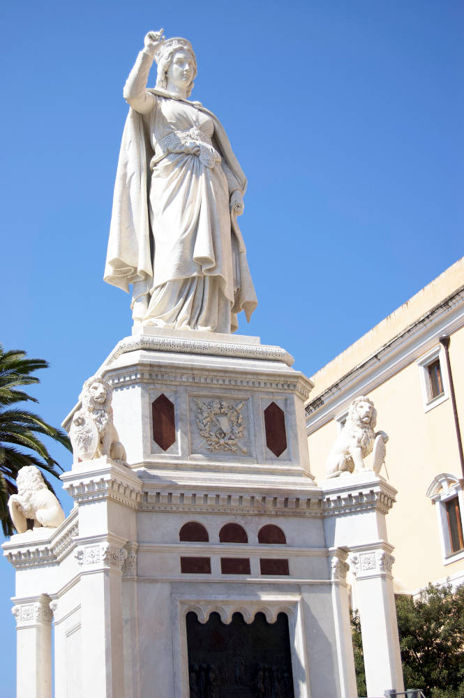 Image: Statue of Eleonora d'Arborea in Oristano.